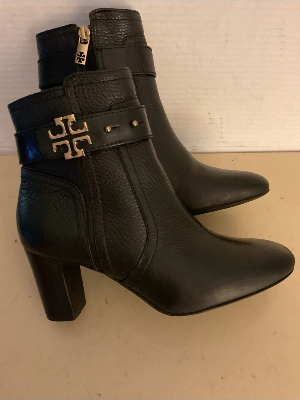 Tory Burch women black leather Turnlock gold logo heel boots zUS 5.5